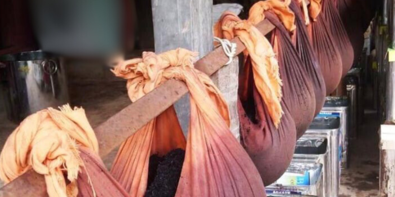 ayurvedische-oel-herstellung-in-tuechern-indien