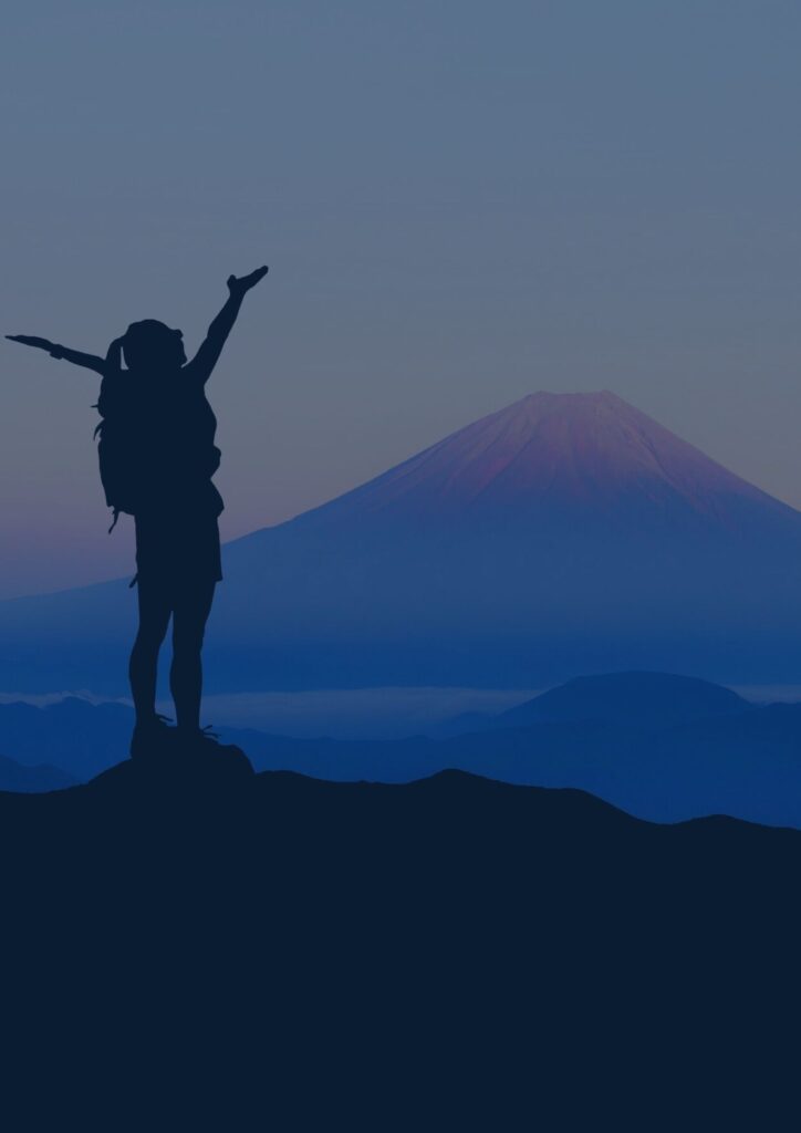 Canva-Frau-Berg-offene-Armen follow-your-inner-call-the-mindful-journey