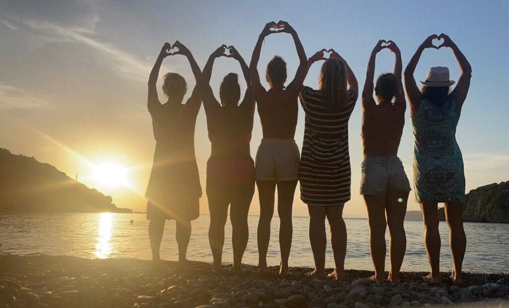 frauen-sunset-strand kindful-retreats-workshops