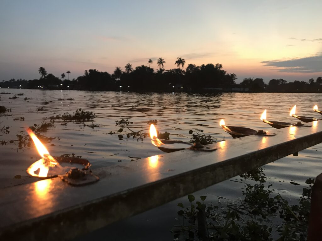 ayurveda-indien-backwaters-kerzen-meer ayurveda-yoga-indien